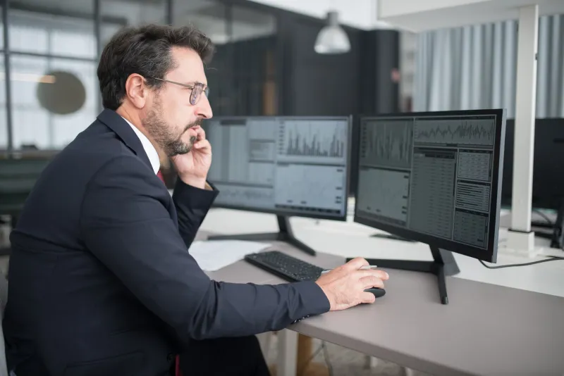 When the Tool Thinks for You: The Quiet Erosion of Analytical Judgment in the Modern Enterprise